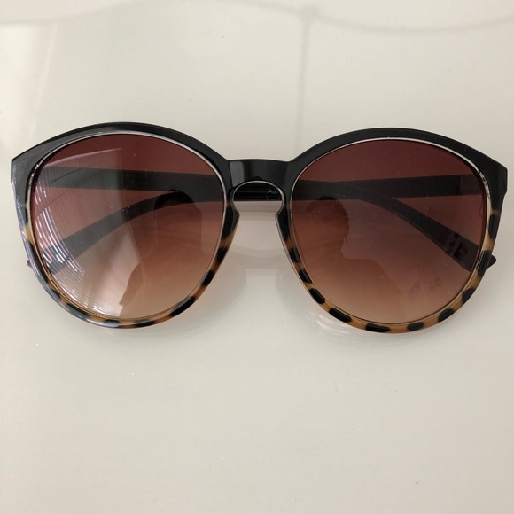 Accessories - round sunglasses